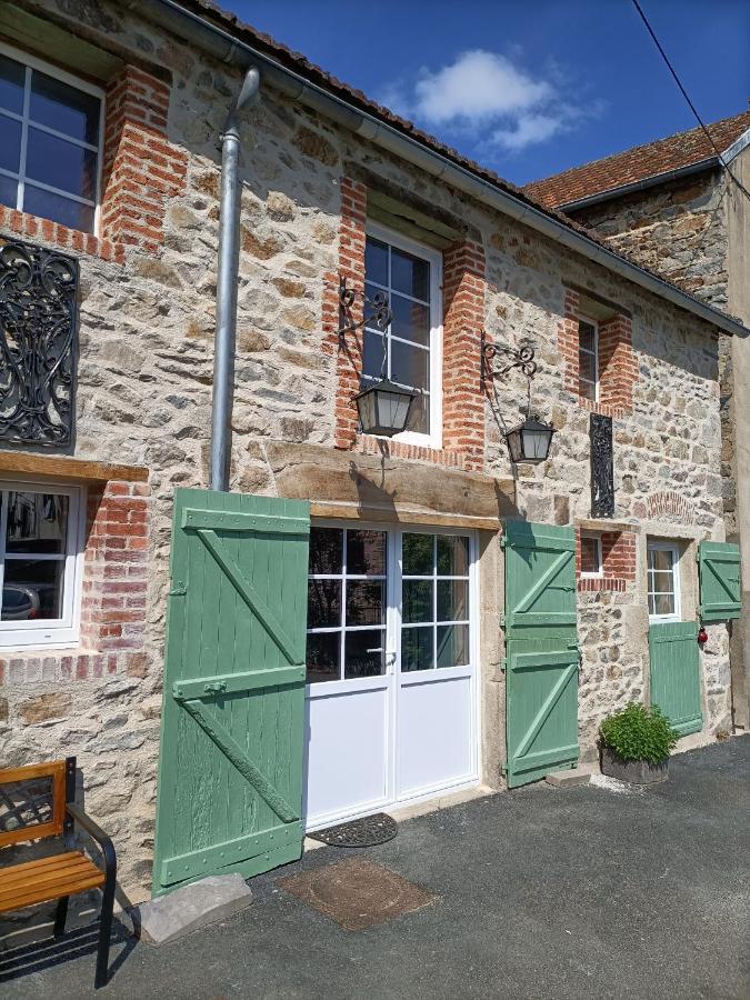 La Grenouille Amoureuse Menat Exterior photo