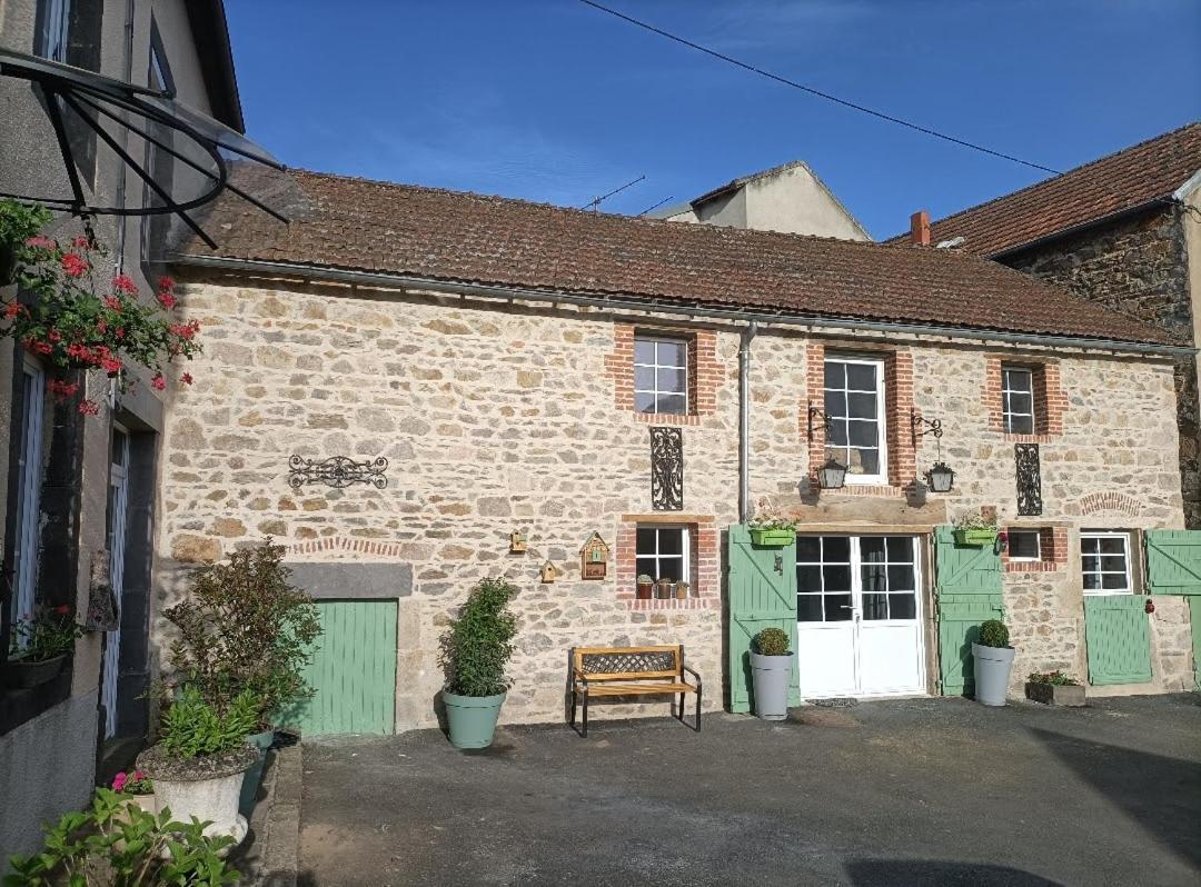 La Grenouille Amoureuse Menat Exterior photo